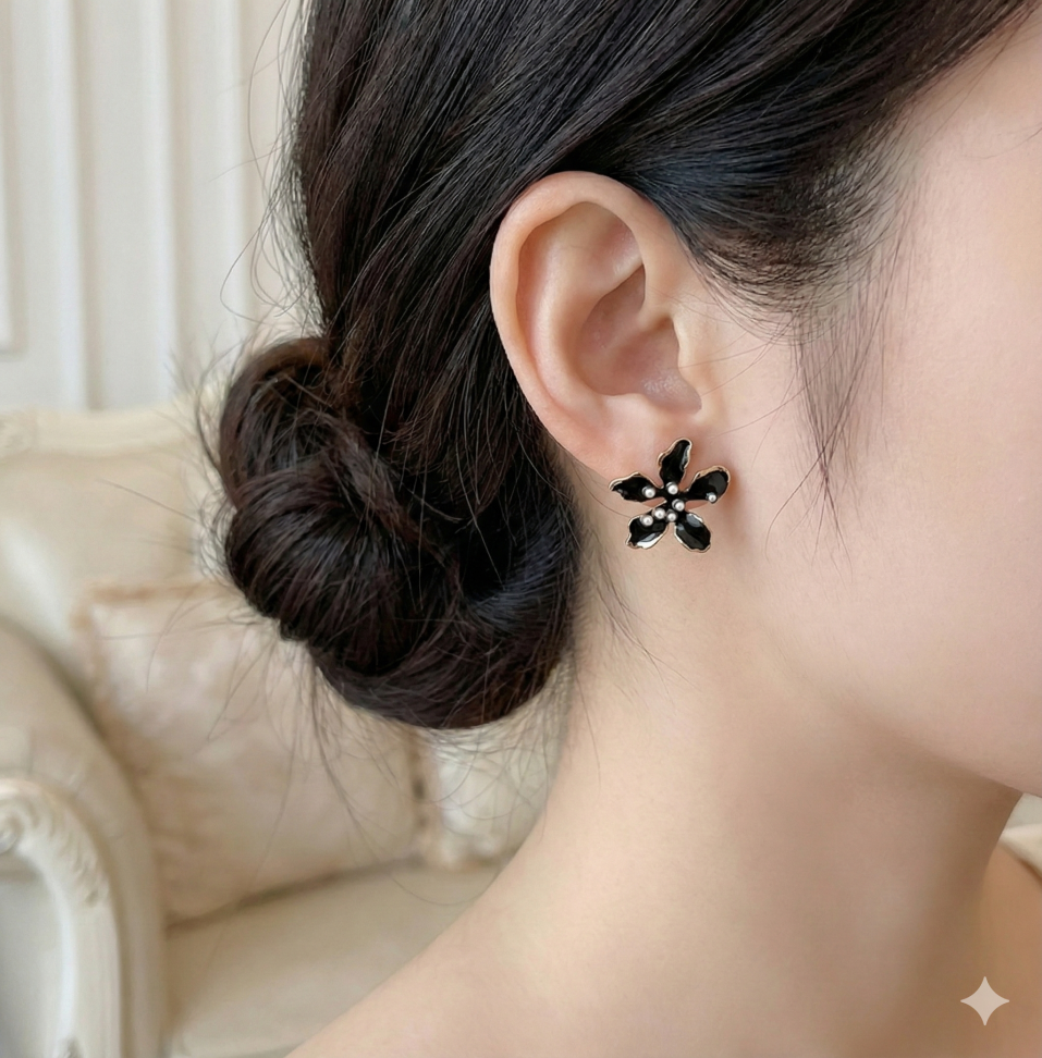 Brinco flor preta esmaltada pequeno com bolinhas brancas - #2