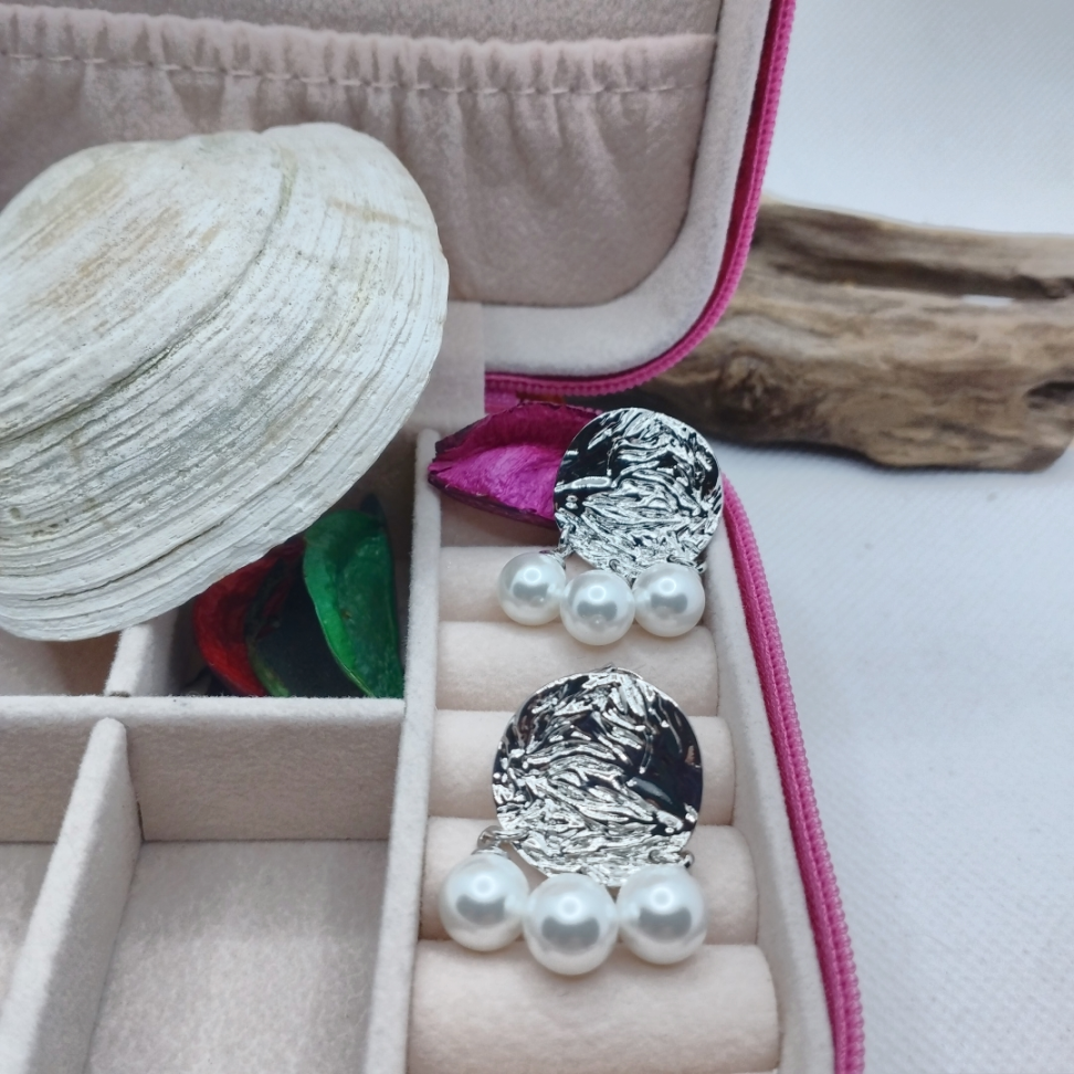 Brinco martelado com pérolas shell - #4