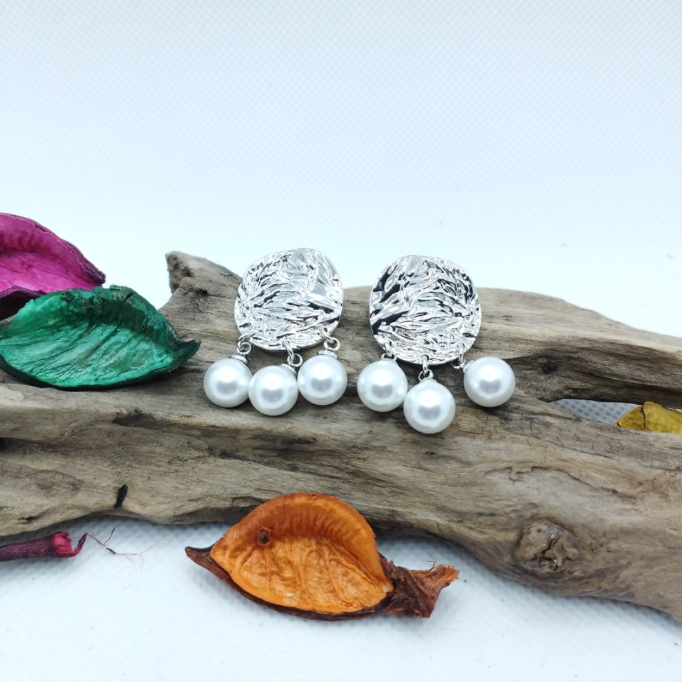 Brinco martelado com pérolas shell - #3