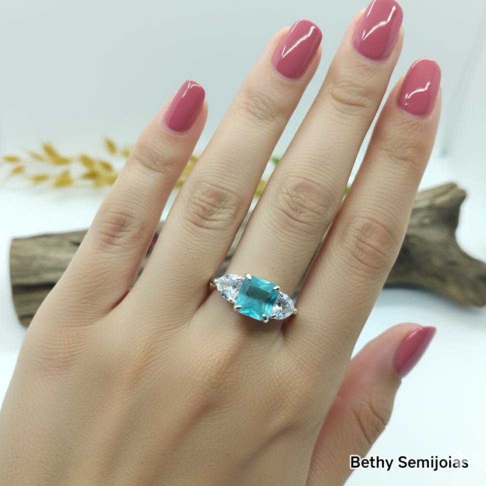 Anel prata com pedra verde fujo central e duas ícones de coração lateral - #2