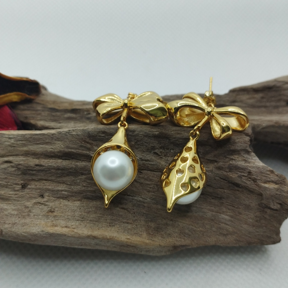 Brinco Laço  com pingente pérola folheado - #2