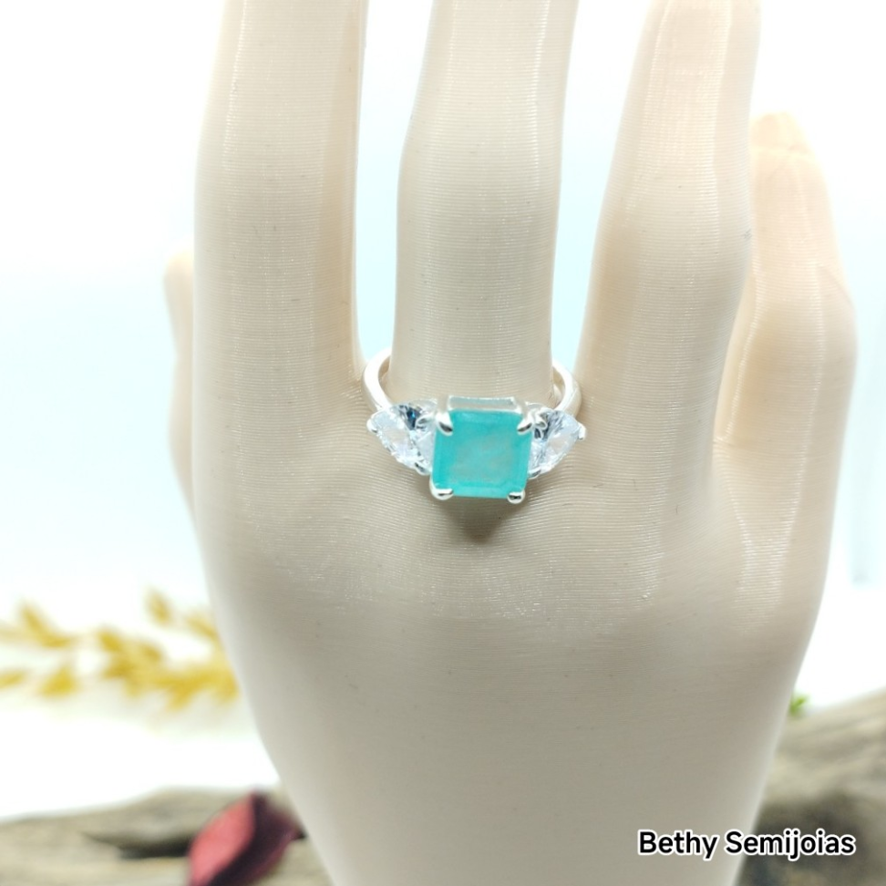 Anel prata com pedra verde fujo central e duas ícones de coração lateral - #5