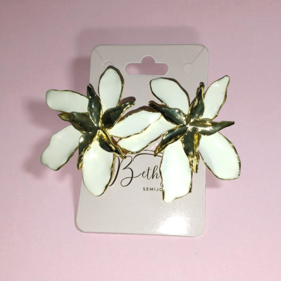 Brinco esmaltado orquidea branco grande - #4