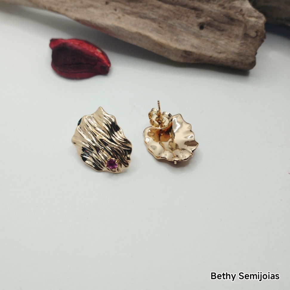 Brinco orgânico com pedra rosa folheado a ouro - #3