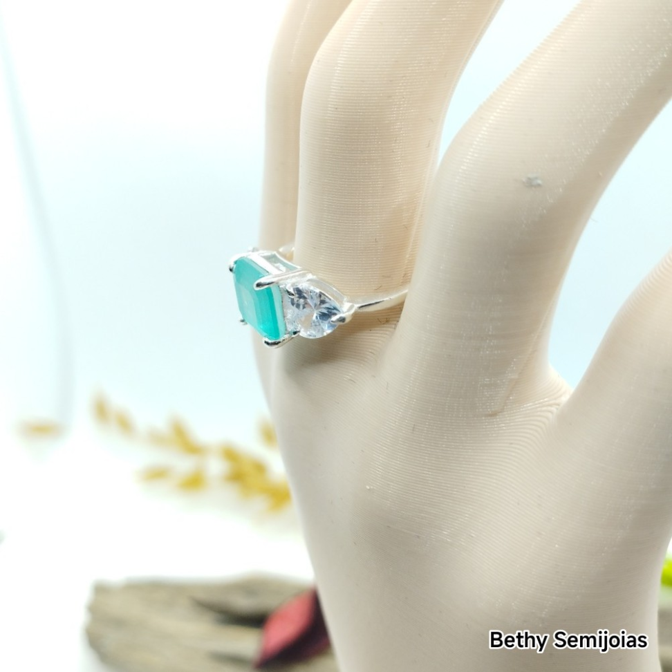 Anel prata com pedra verde fujo central e duas ícones de coração lateral - #3