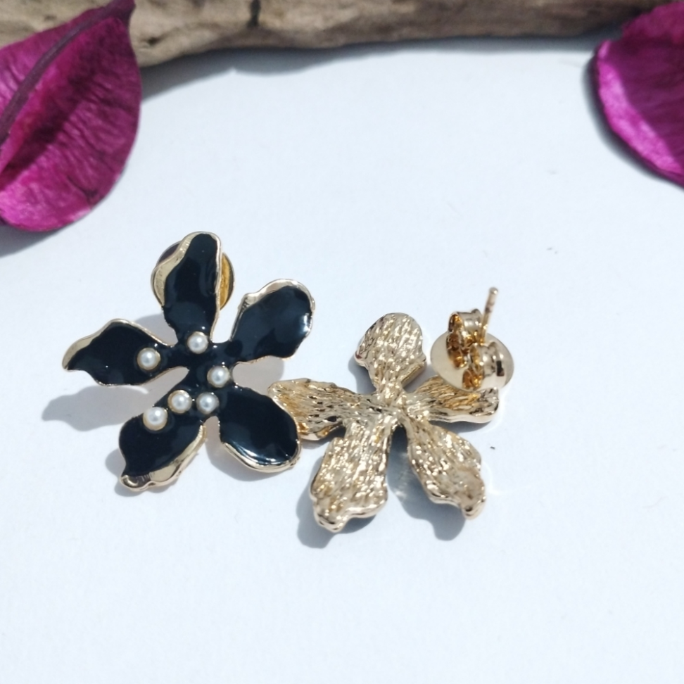 Brinco flor preta esmaltada pequeno com bolinhas brancas - #3