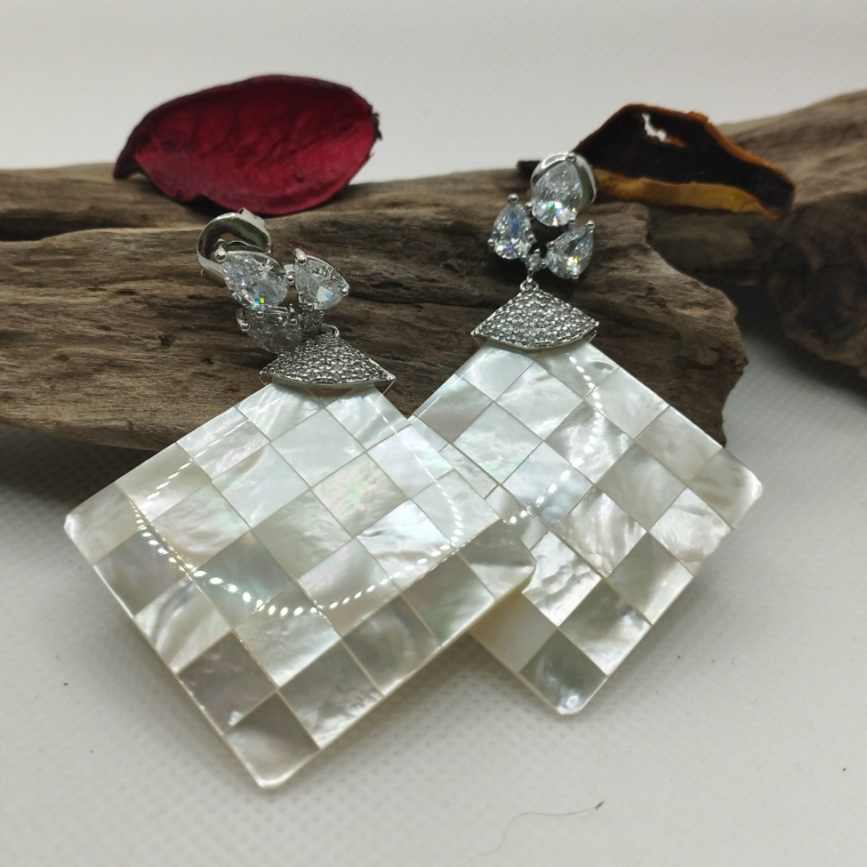 Brinco Madrepérola Losango e zircônias gostas e cravejadas ródio - #3