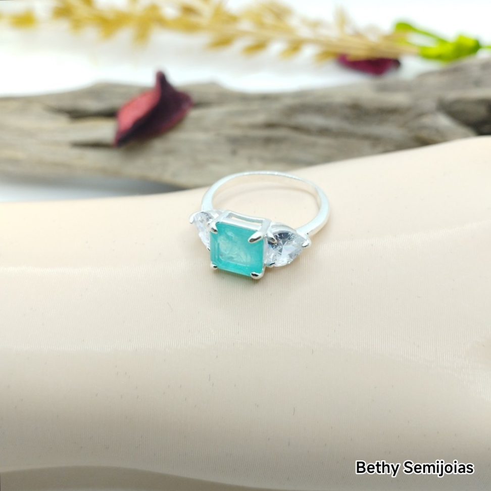 Anel prata com pedra verde fujo central e duas ícones de coração lateral - #4