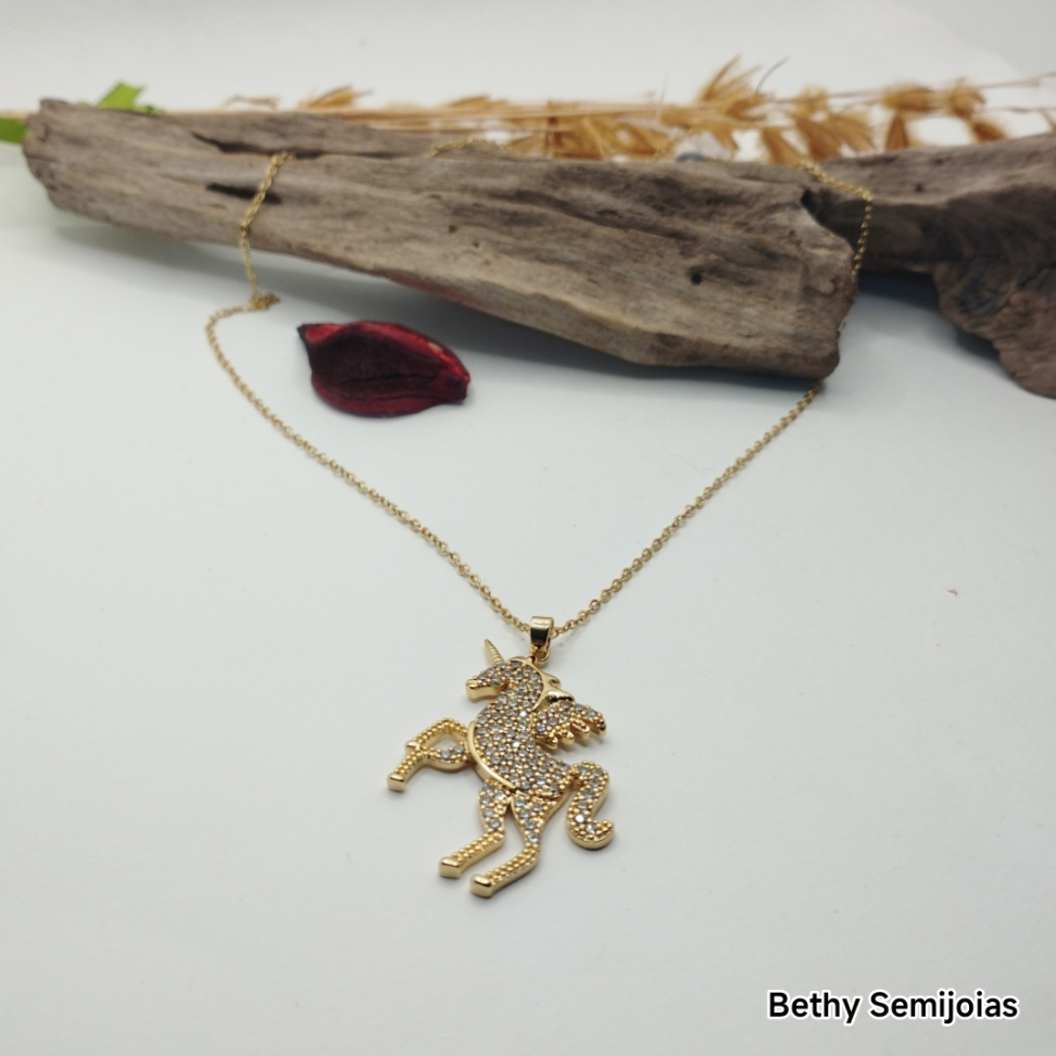 Colar com pingente unicórnio cravejado folheado a ouro - #3