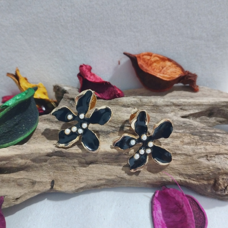 Brinco flor preta esmaltada pequeno com bolinhas brancas - #4