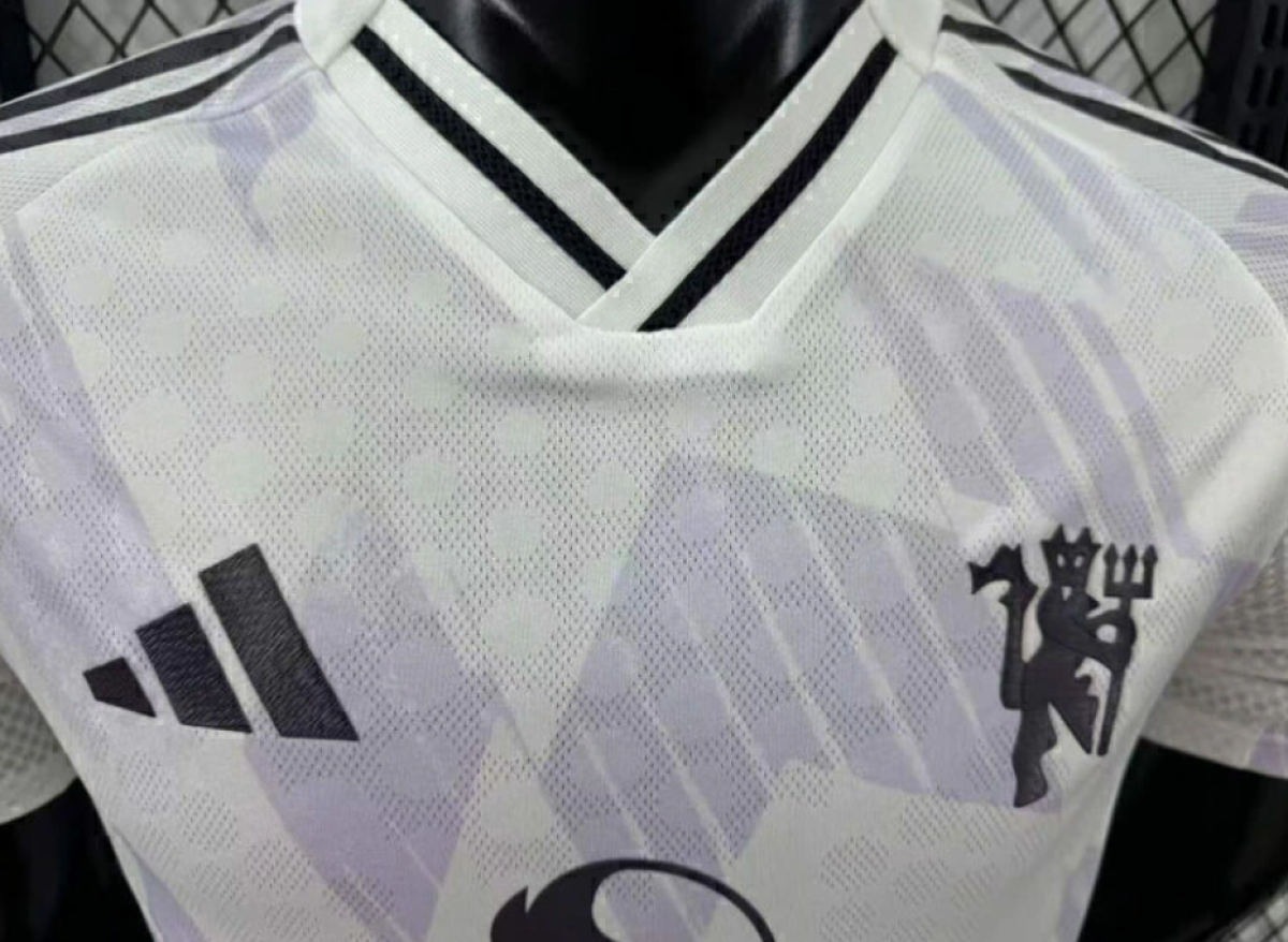 Camisa Manchester United II 2025/2026 Versão Jogador - Branca e Roxa - #4