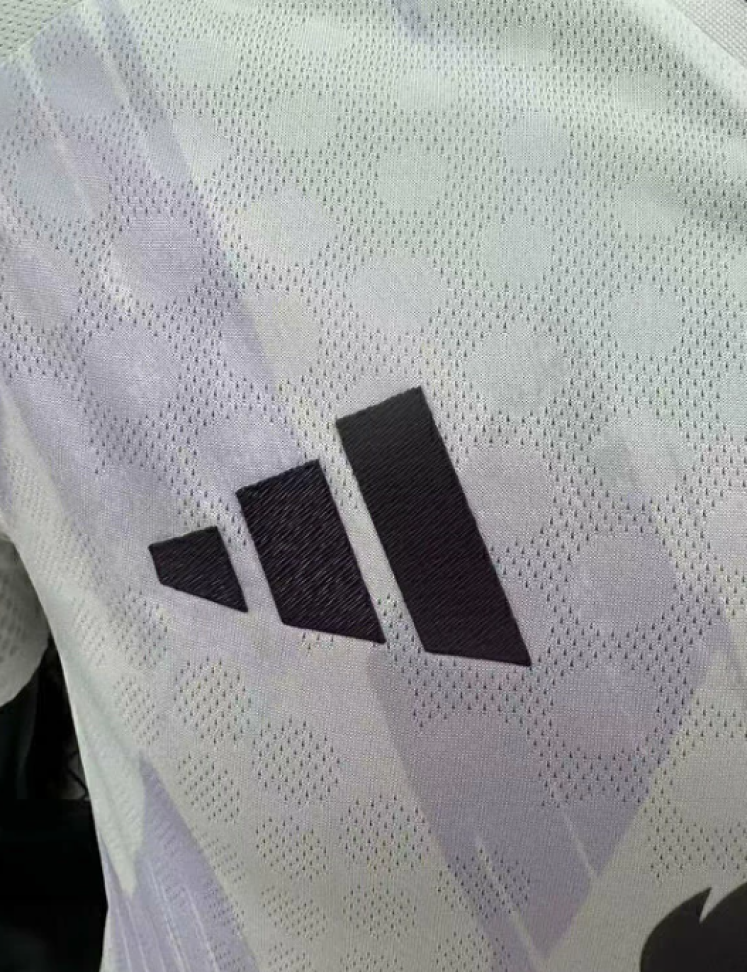 Camisa Manchester United II 2025/2026 Versão Jogador - Branca e Roxa