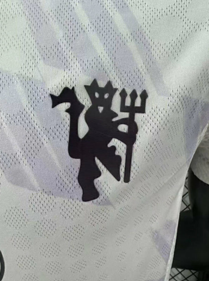 Camisa Manchester United II 2025/2026 Versão Jogador - Branca e Roxa - #3