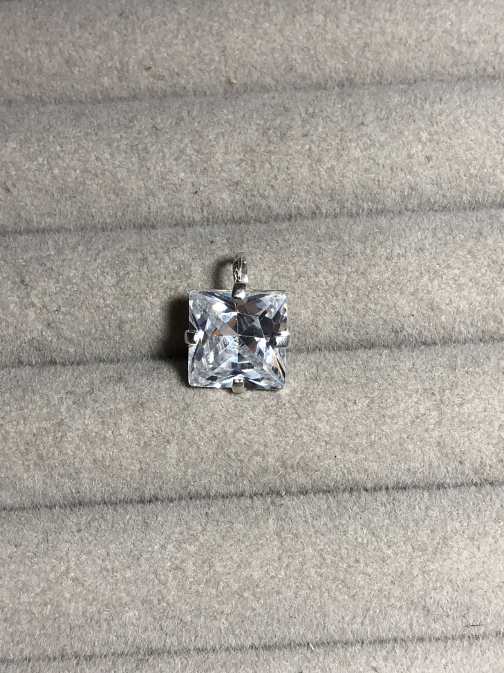 PINGENTE COM ZIRCÔNIA FORMATO QUADRADO 8MM