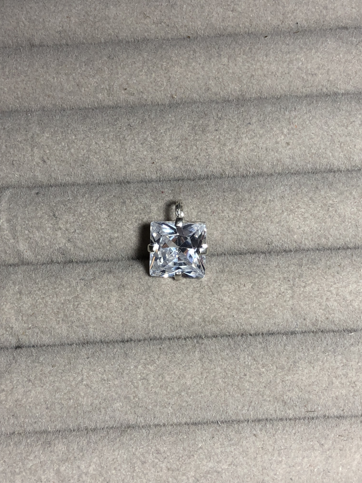 PINGENTE COM ZIRCÔNIA FORMATO QUADRADO 8MM