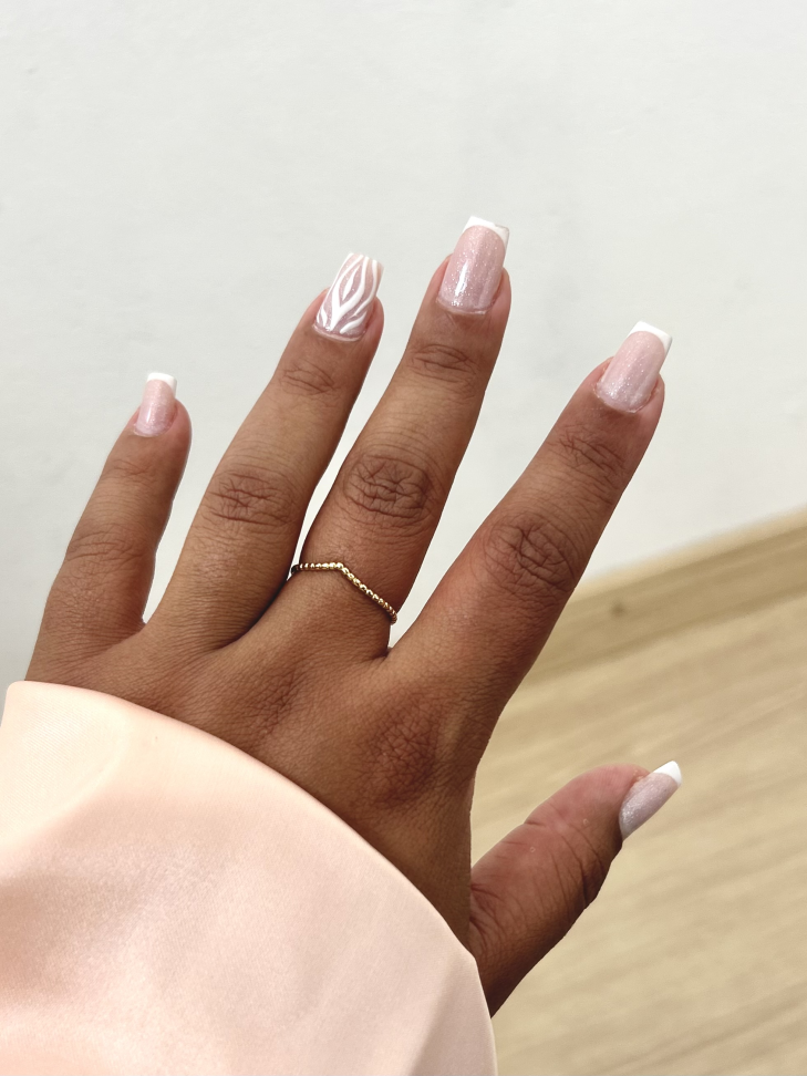 Anel Asa Delta V Cravejado Banhado Ouro 18k (Stacking) - #14