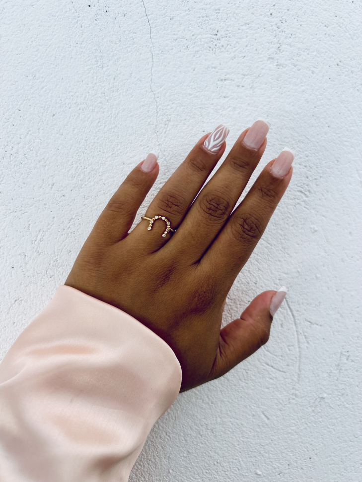 Anel Ferradura Proteção Cravejada – Ouro 18K | Seu Amuleto de Poder - #19