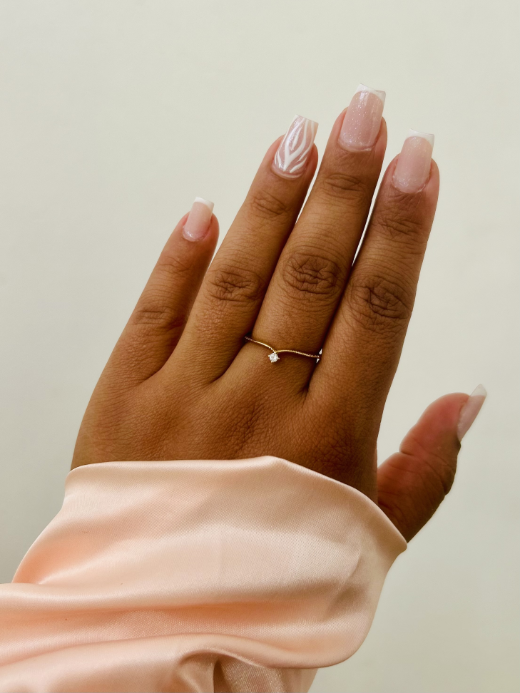 Anel V Princess Cravejado Banhado a Ouro 18K - Sua Coroa Diária de Brilho Sutil - #10