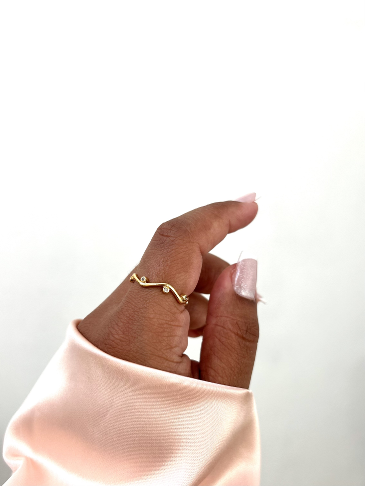 Anel Nora Ondulado Cravejado Banhado Ouro 18k (Fluido) - #3