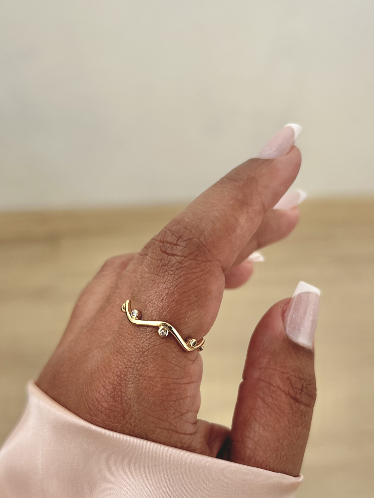 Anel Nora Ondulado Cravejado Banhado Ouro 18k (Fluido) - #6