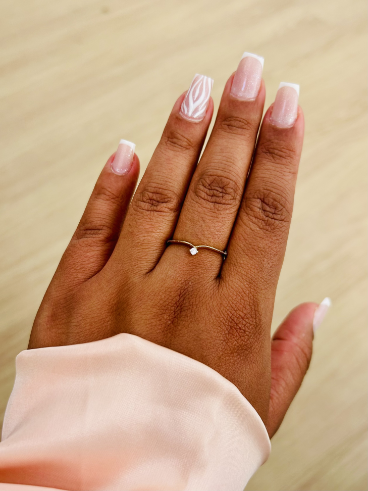 Anel V Princess Cravejado Banhado a Ouro 18K - Sua Coroa Diária de Brilho Sutil - #13