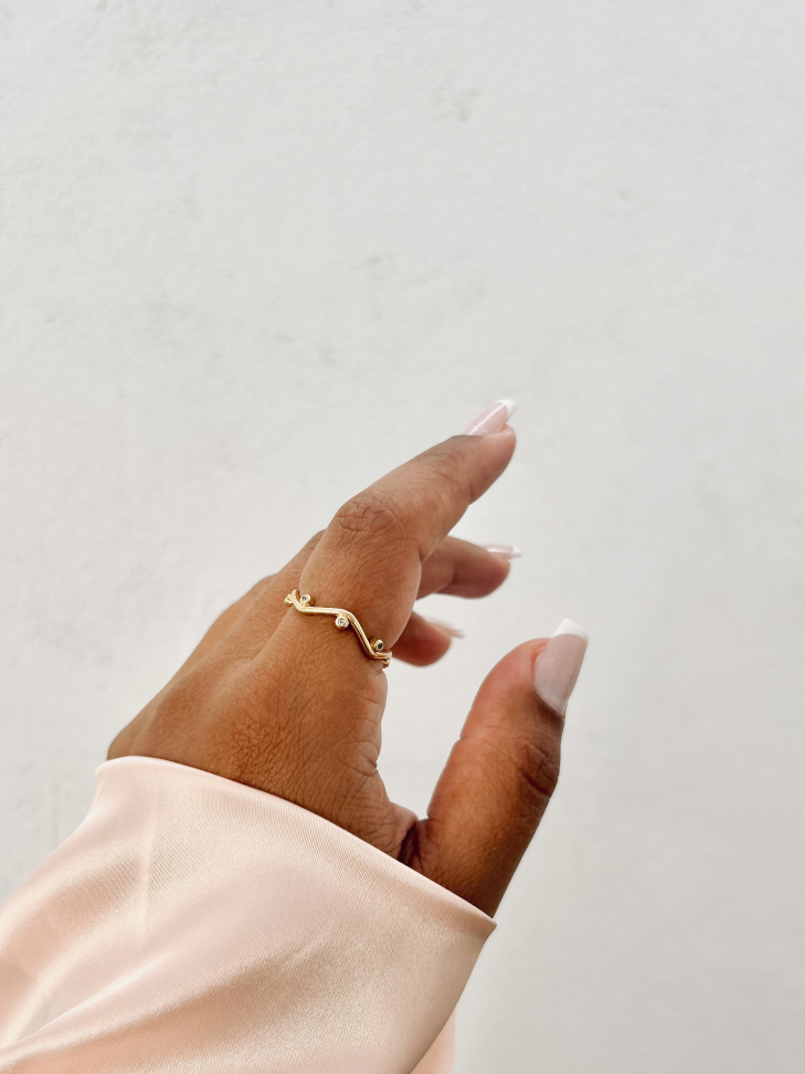 Anel Nora Ondulado Cravejado Banhado Ouro 18k (Fluido) - #11