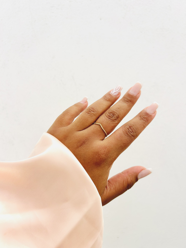 Anel Asa Delta V Cravejado Banhado Ouro 18k (Stacking) - #16