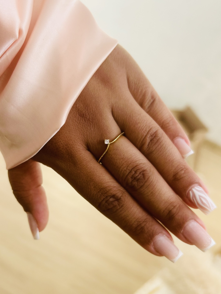 Anel V Princess Cravejado Banhado a Ouro 18K - Sua Coroa Diária de Brilho Sutil - #5