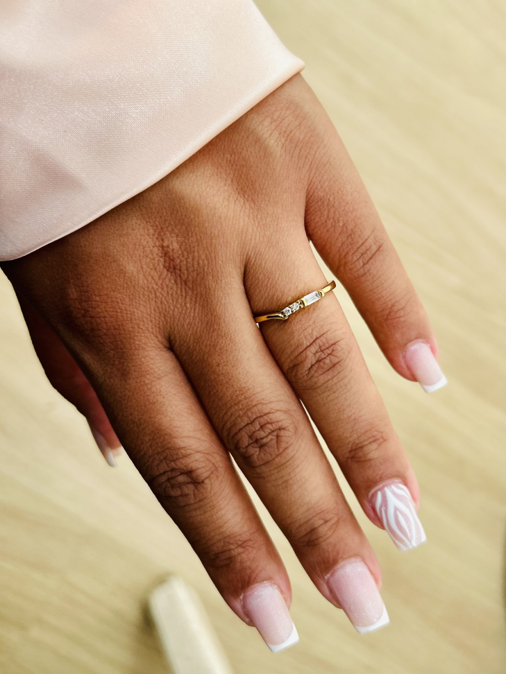 Anel Baguete Cravejado Banhado a Ouro 18K - Joia Moderna de Brilho Trilógico - #4