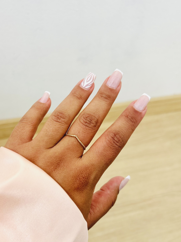 Anel Asa Delta V Cravejado Banhado Ouro 18k (Stacking) - #8