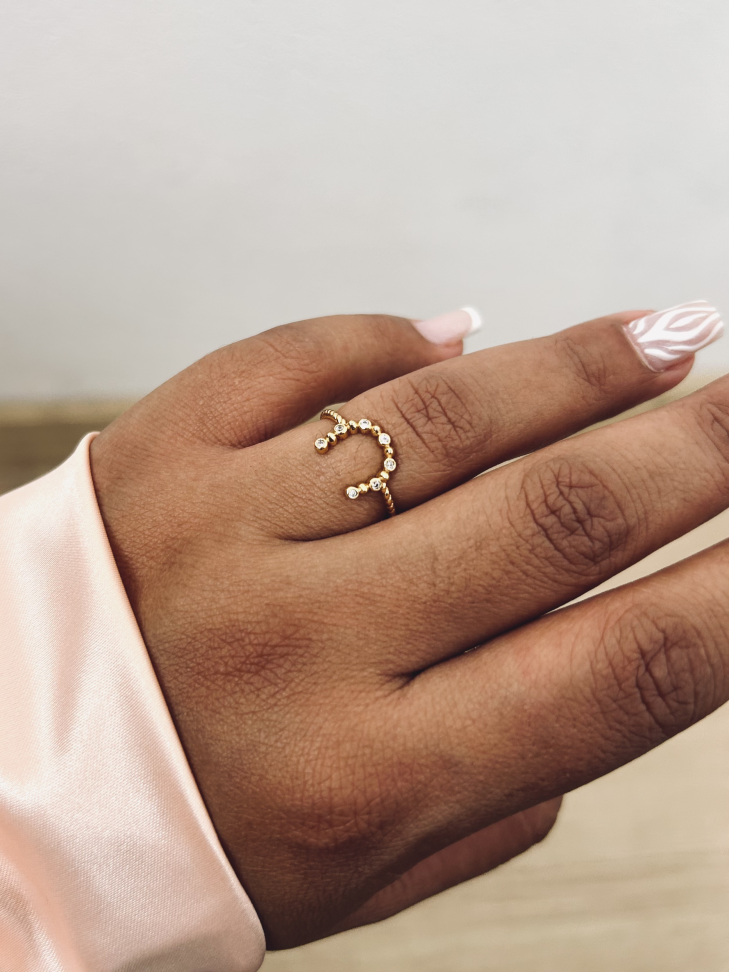 Anel Ferradura Proteção Cravejada – Ouro 18K | Seu Amuleto de Poder - #20