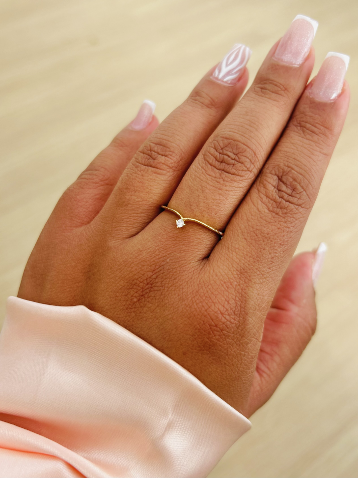 Anel V Princess Cravejado Banhado a Ouro 18K - Sua Coroa Diária de Brilho Sutil - #12