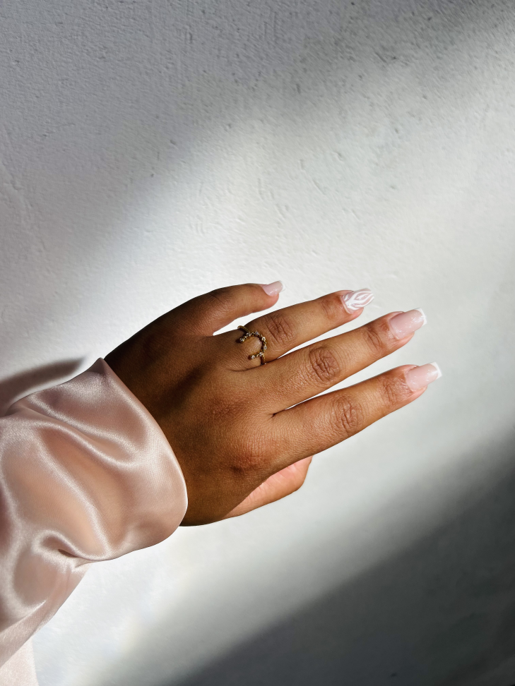 Anel Ferradura Proteção Cravejada – Ouro 18K | Seu Amuleto de Poder - #14