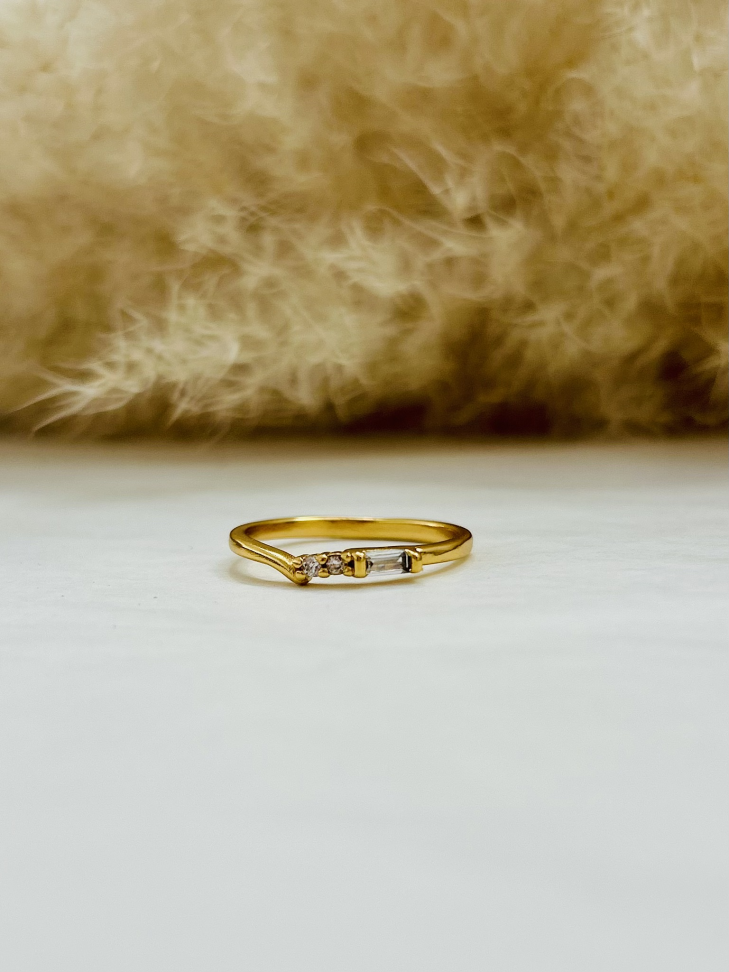 Anel Baguete Cravejado Banhado a Ouro 18K - Joia Moderna de Brilho Trilógico - #2