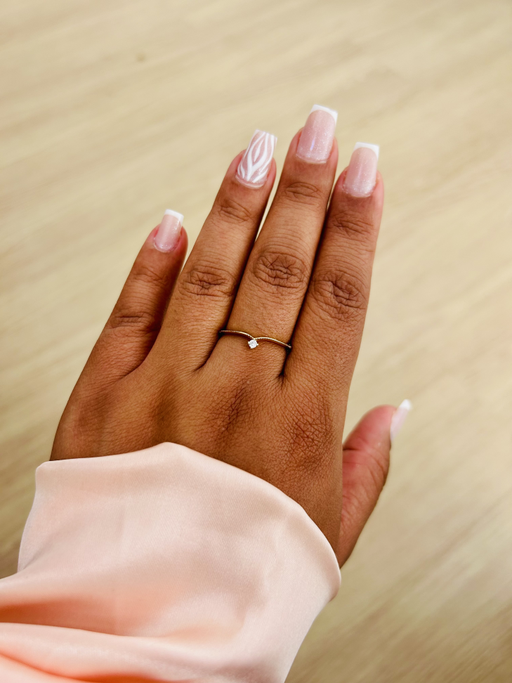 Anel V Princess Cravejado Banhado a Ouro 18K - Sua Coroa Diária de Brilho Sutil - #15