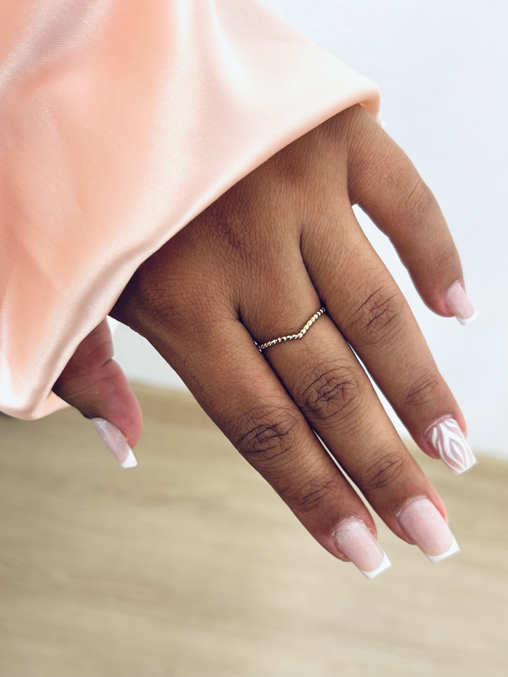 Anel Asa Delta V Cravejado Banhado Ouro 18k (Stacking) - #15