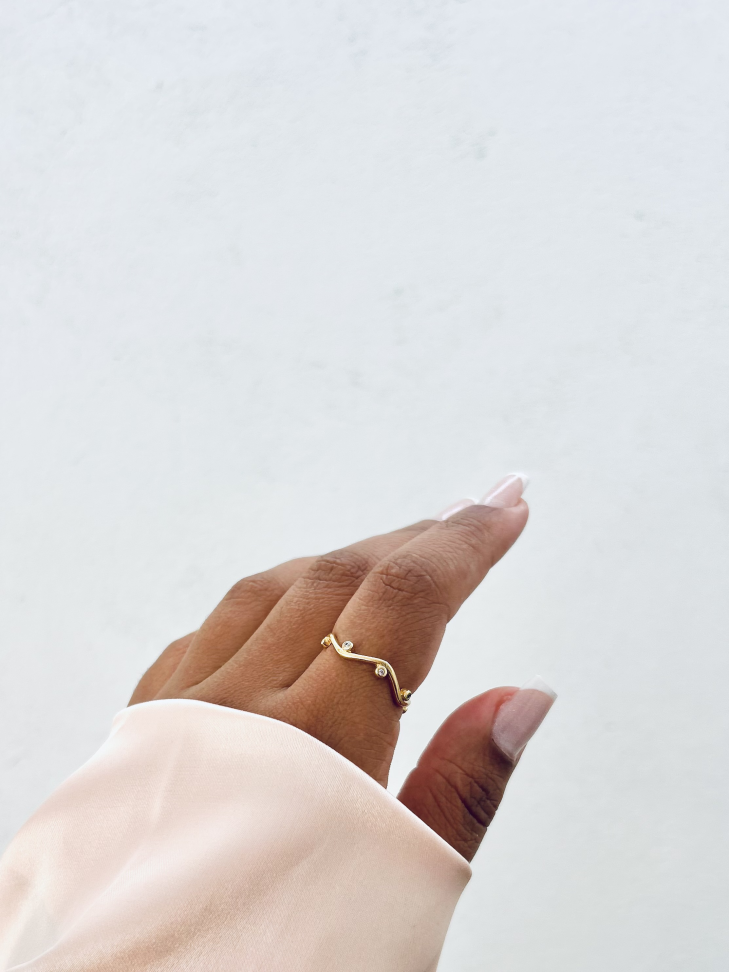 Anel Nora Ondulado Cravejado Banhado Ouro 18k (Fluido) - #8