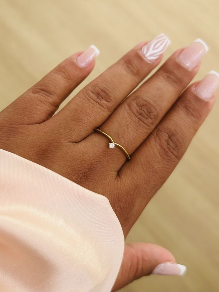 Anel V Princess Cravejado Banhado a Ouro 18K - Sua Coroa Diária de Brilho Sutil - #2