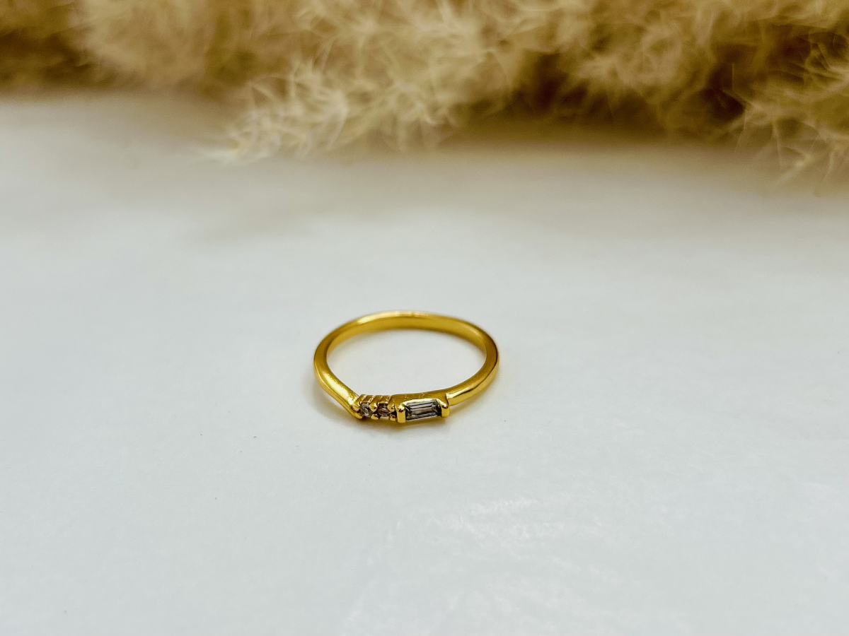 Anel Baguete Cravejado Banhado a Ouro 18K - Joia Moderna de Brilho Trilógico - #7