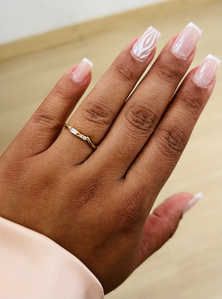 Anel Baguete Cravejado Banhado a Ouro 18K - Joia Moderna de Brilho Trilógico - #5