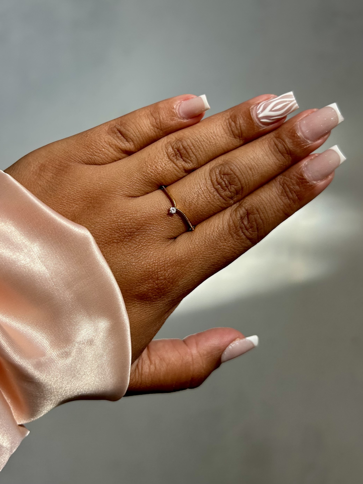 Anel V Princess Cravejado Banhado a Ouro 18K - Sua Coroa Diária de Brilho Sutil - #8