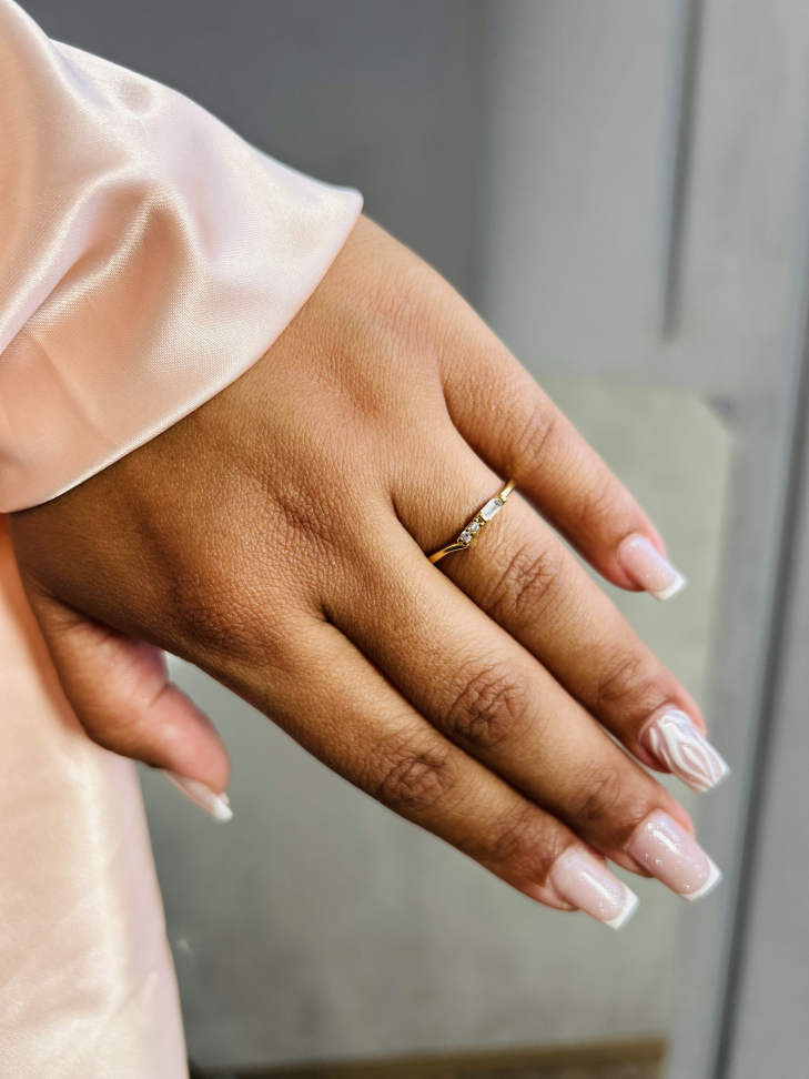 Anel Baguete Cravejado Banhado a Ouro 18K - Joia Moderna de Brilho Trilógico - #14