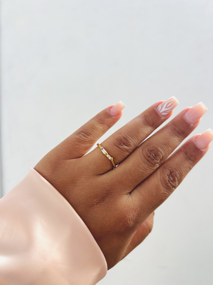 Anel Baguete Cravejado Banhado a Ouro 18K - Joia Moderna de Brilho Trilógico - #12