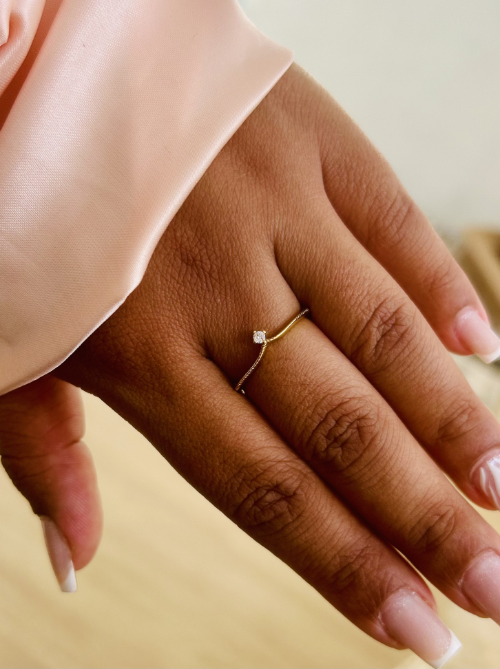 Anel V Princess Cravejado Banhado a Ouro 18K - Sua Coroa Diária de Brilho Sutil - #7