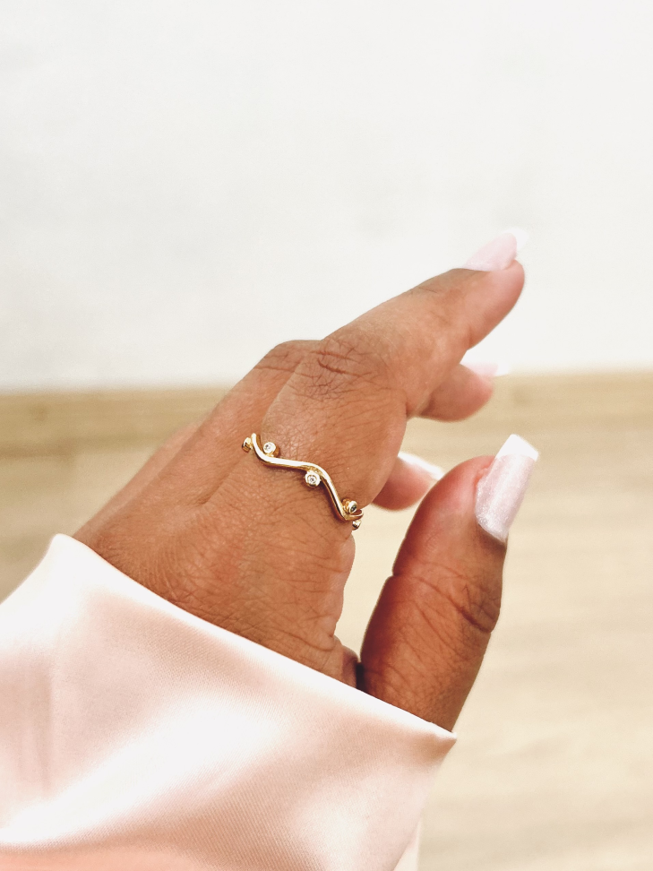 Anel Nora Ondulado Cravejado Banhado Ouro 18k (Fluido) - #4