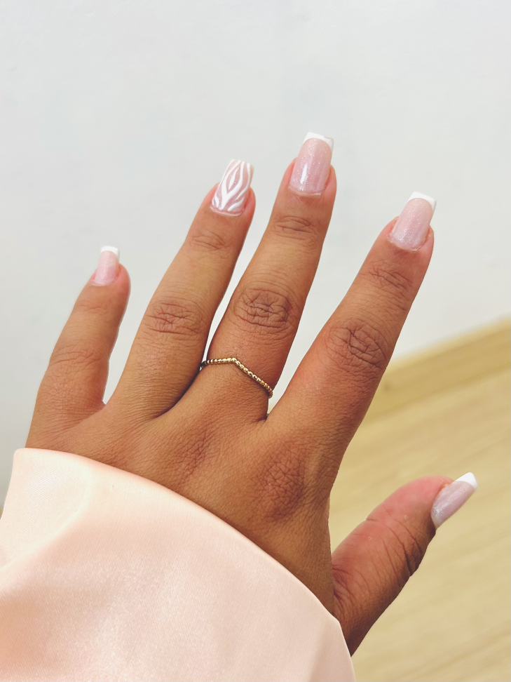 Anel Asa Delta V Cravejado Banhado Ouro 18k (Stacking) - #7