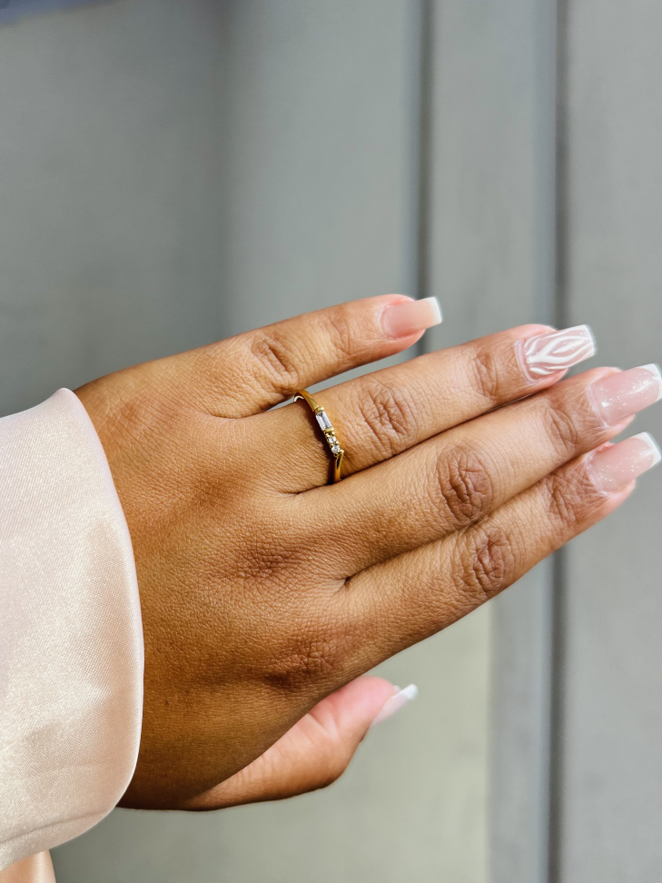 Anel Baguete Cravejado Banhado a Ouro 18K - Joia Moderna de Brilho Trilógico - #9