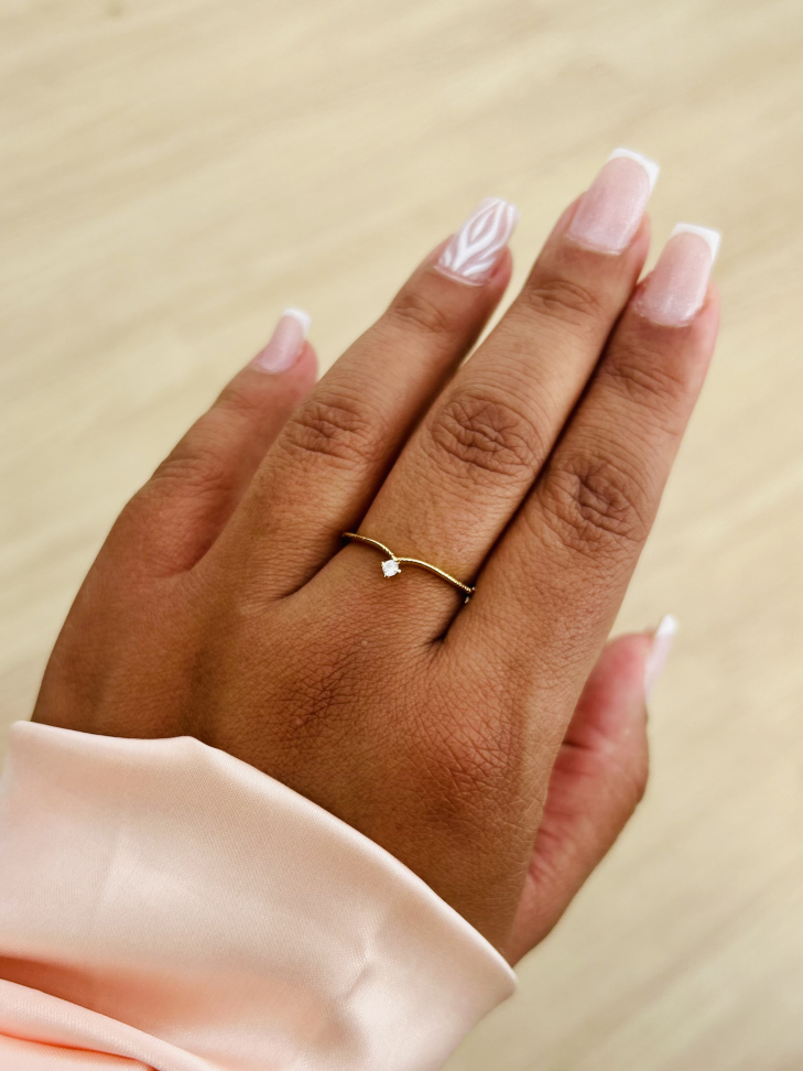 Anel V Princess Cravejado Banhado a Ouro 18K - Sua Coroa Diária de Brilho Sutil - #11