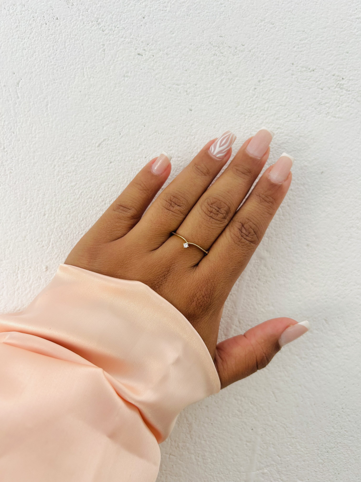 Anel V Princess Cravejado Banhado a Ouro 18K - Sua Coroa Diária de Brilho Sutil - #18