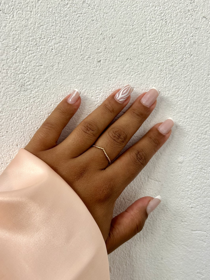 Anel Asa Delta V Cravejado Banhado Ouro 18k (Stacking) - #17